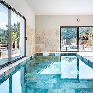 Moderne vakantie villa met overdekt verwarmd zwembad in St Siffret, Gard, Provence